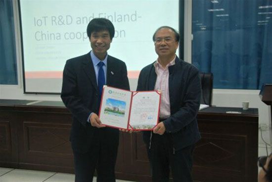 1509715161764069903.jpg 张骁龙院长向周杰韩教授颁发聘任证书.jpg