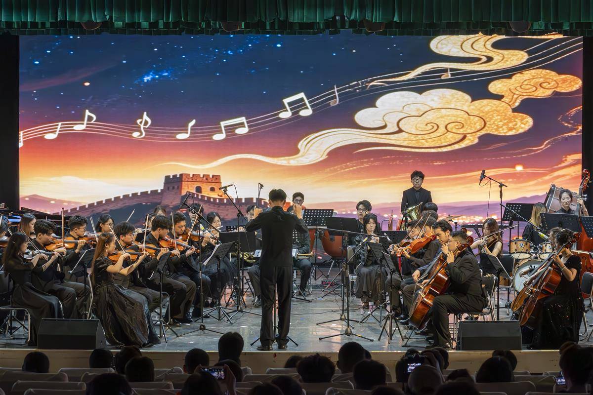 《灯火里的中国》中景。通讯员 徐秋琳 摄.jpg 演出现场。通讯员 徐秋琳 摄