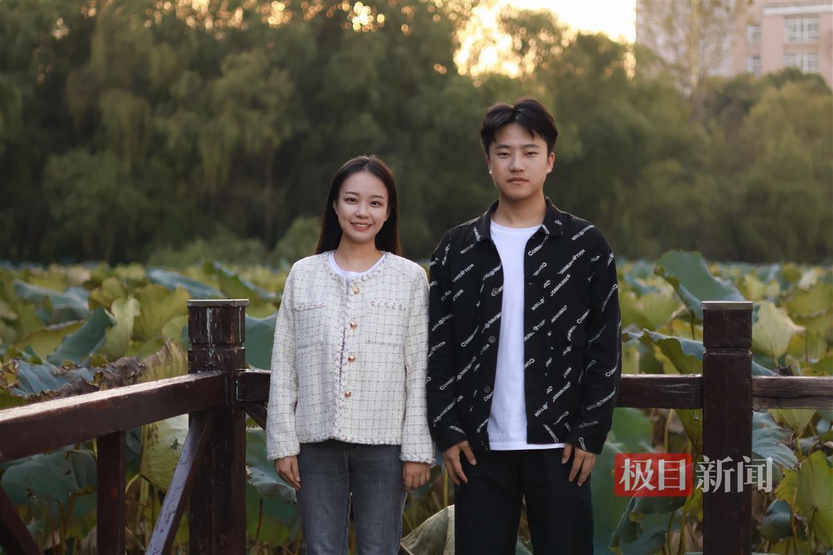 两人合照。学校供图.jpg 两人合照。学校供图.jpg