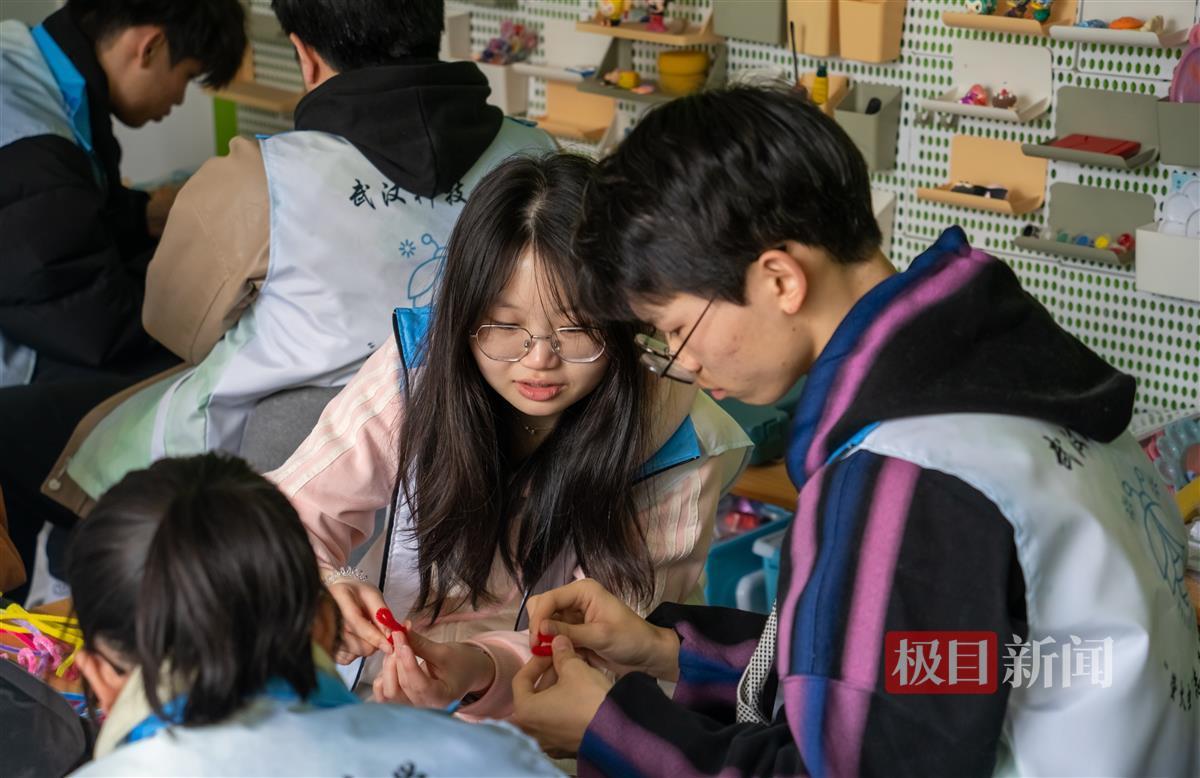 管理学院教学生做花。通讯员 高文帅 摄.JPG