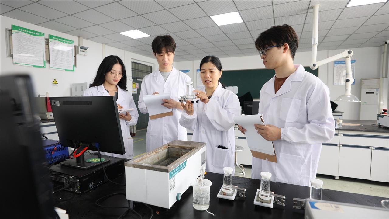 指导学生研究生实验2.jpg 指导学生研究生实验2.jpg