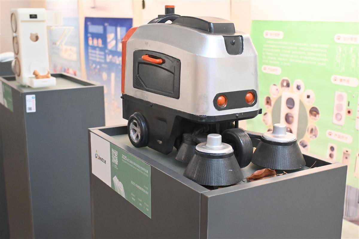 无人驾驶智能清洁车设计。通讯员 李周阳 摄.JPG 无人驾驶智能清洁车设计。通讯员 李周阳 摄