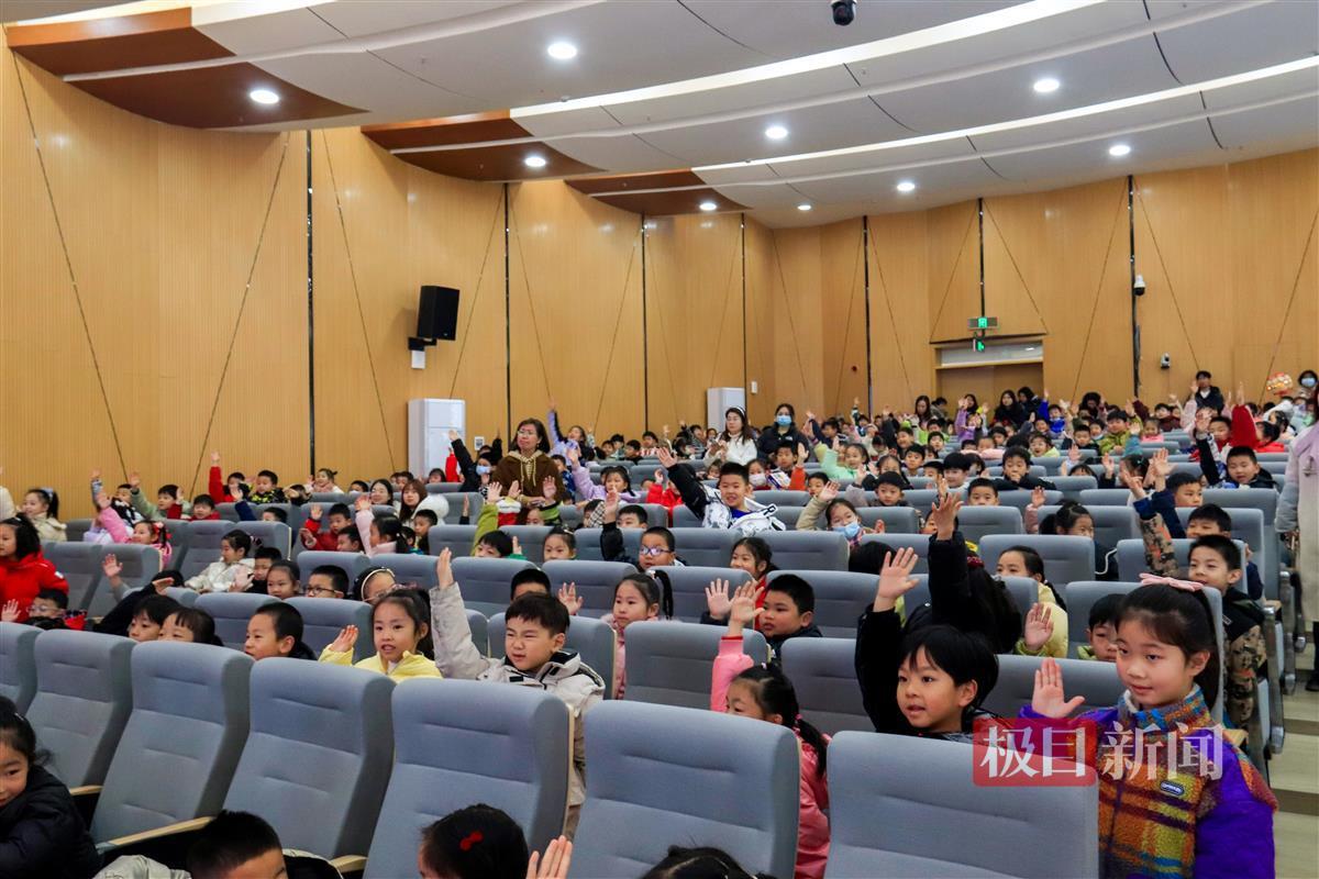 现场学生参加互动 李周阳摄.JPG