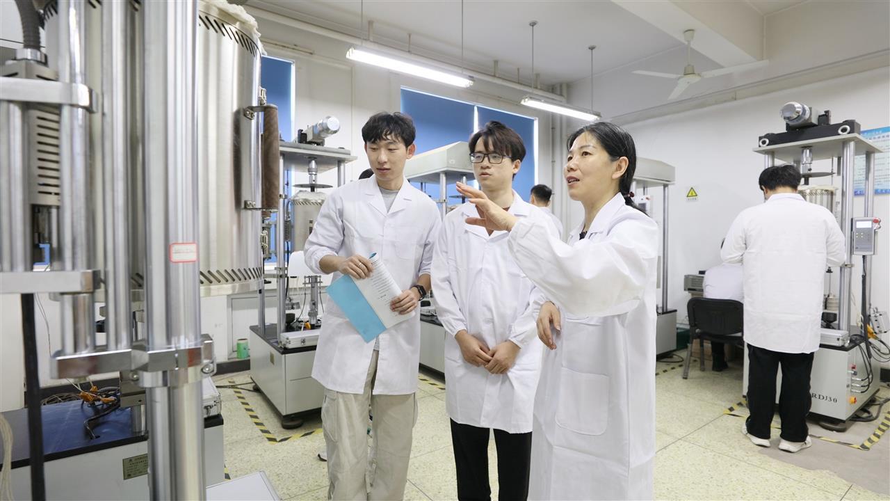 指导学生研究生实验1.jpg 指导学生研究生实验1.jpg