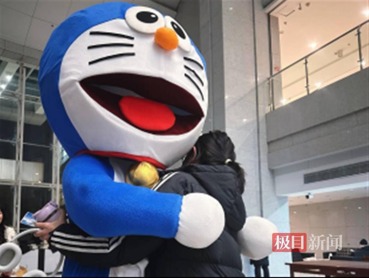 温暖的抱抱。通讯员 余蔓菲 摄.jpg