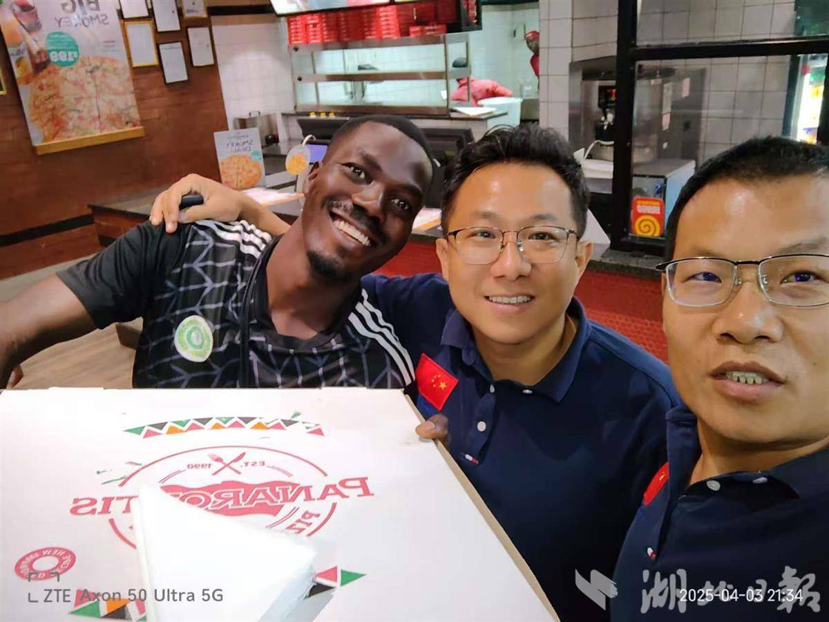 班南山和队员们在披萨店 本人供图.jpg 班南山和队员们在披萨店。班南山供图