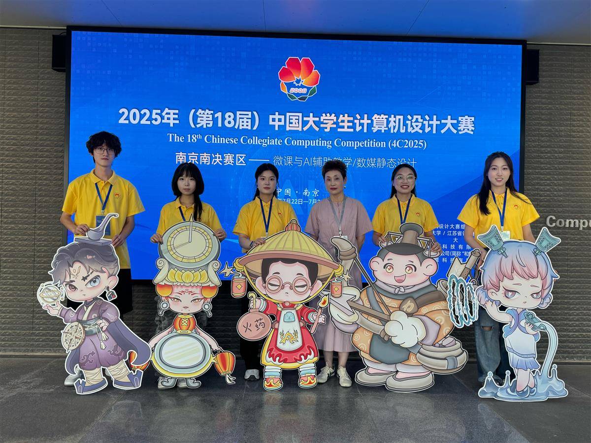 团队与IP合照 团队供图.jpg 团队与IP合照 团队供图.jpg