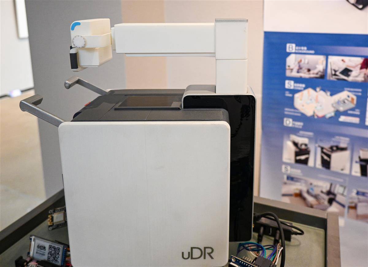 移动DR设备设计。通讯员 李周阳 摄.JPG 移动DR设备设计。通讯员 李周阳 摄