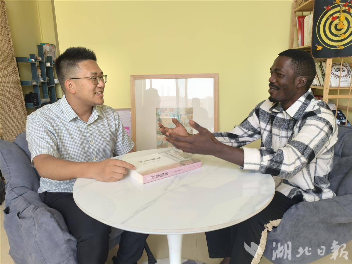 班南山和辅导员吴硕 吴硕供图.jpg 班南山和辅导员吴硕 吴硕供图.jpg